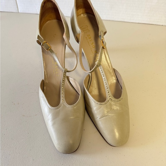 Vintage Bruno Magli Women's Cream T-Strap Y2K 90s Round Toe Heels Size 37 1/2 - Picture 13 of 14